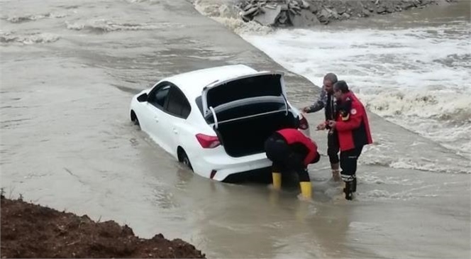 Mersin'de Sürücü Deliçay'dan Geçmek İsterken Mahsur Kaldı