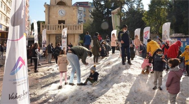 Mersin Büyükşehir Belediyesi, Tarsuslu Çocuklara Kar Sevinci Yaşattı. Büyükşehir Ekipleri, Torosların Zirvesinden Kamyonlarla Taşıdıkları Karları, Yarenlik Alanı Saat Kulesi Önüne Döktü