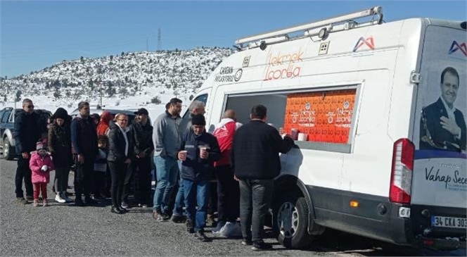 Büyükşehir Ekipleri, Çamlıyayla’da Vatandaşlara Sıcak Çorba ve Kaynar Dağıttı