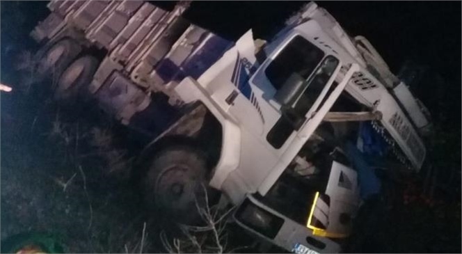 Mersin Tarsus'ta Meydana Gelen Kazada Araç İçerisinde Sıkışan Sürücüyü İtfaiye Çıkardı