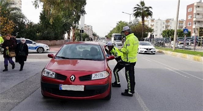 Mersin Emniyeti Trafikteki Sürücüleri Bilgilendiriyor