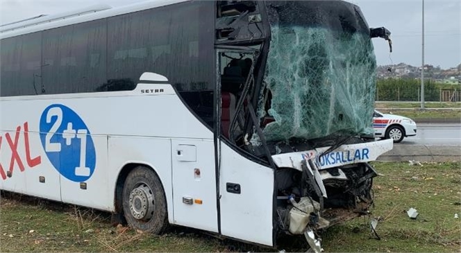 Mersin’in Tarsus İlçesinde Meydana Yolcu Otobüs İle Kamyonun Çarpıştı, 8 Kişi Yaralandı.