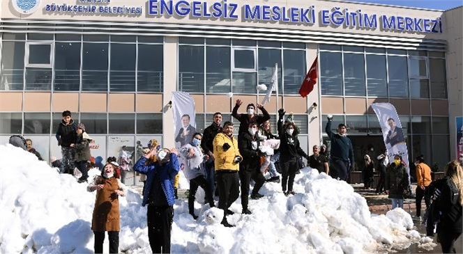 Büyükşehir Getirdi, Özel Bireyler Kar Coşkusunu Doyasıya Yaşadı