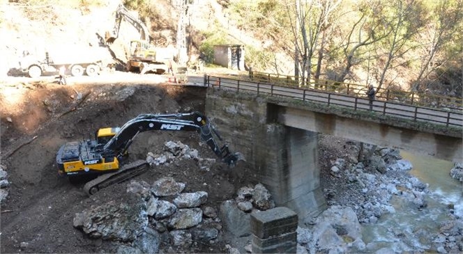 Mersin Büyükşehir, Çamlıyayla’da Aşırı Yağış Nedeniyle Oluşan Olumsuzlukları Bir Bir Ortadan Kaldırıyor