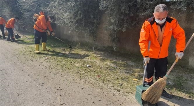 Büyükşehir Belediyesi ekipleri, Tarsus’a bağlı ova da yer alan Atalar Mahallesi’nde de dezenfekte, bakım, temizlik ve ilaçlama çalışması gerçekleştirdi