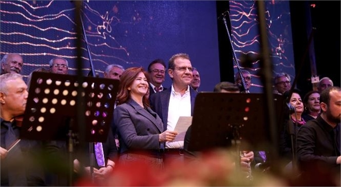 Başkan Seçer ve Meral Seçer, Emekli Evi’nin ‘gönülden Sesler Korosu Konseri’ni Dinledi