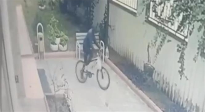 Mersin'de Bisiklet Hırsızlığı Güvenlik Kamerasına Saniye Saniye Yansıdı