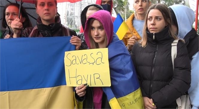 Mersin'deki Ukraynalılar Bir Araya Gelerek Rusya'nın Savaş Açmasını Protesto Etti