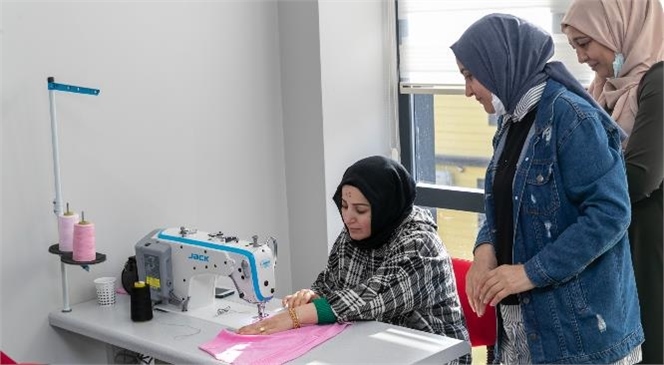 Kursiyerlerin Ürettiği Pijama ve Tişörtler, Büyükşehir’in Kıyafet Evi’nde Çocuklara Ulaştırılacak