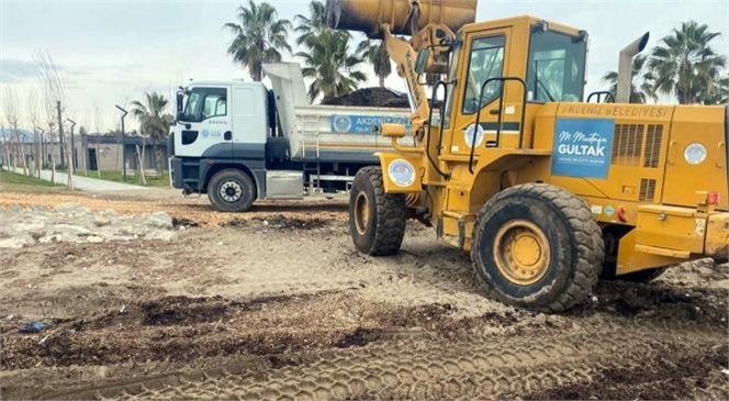 Mersin Millet Bahçesi Sahiline Vuran Atıklar Toplandı