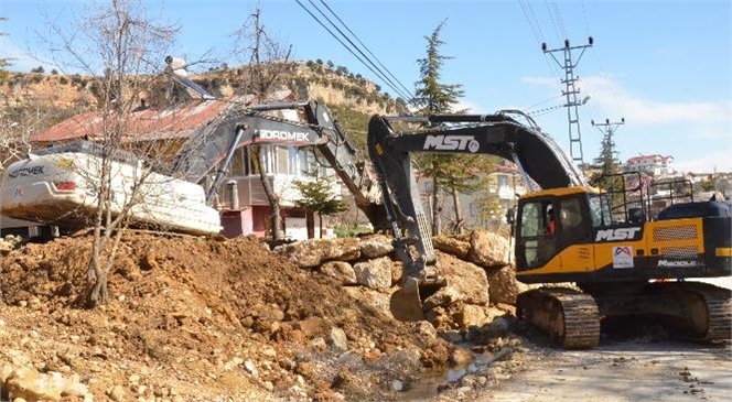 Ekipler, Aşırı Yağışta Taşkın Yaşanan Dere Yatağında İyileştirme Çalışması Yürüttü