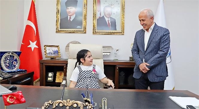 Akdeniz Belediye Başkanı Gültak, Makamını 12 Yaşındaki Kayra’ya Devretti
