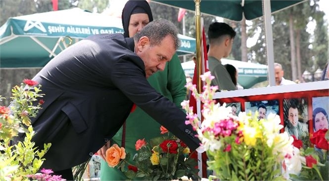 Başkan Seçer, Bayram Arifesinde Mersin Şehitliğini Ziyaret Etti