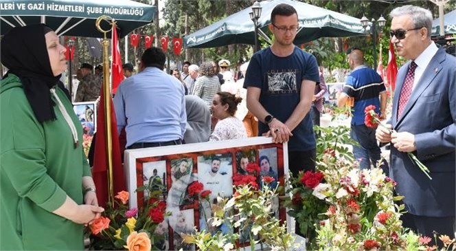 Vali Su, Şehit Aileleri İle Bayramlaşarak Şehitlerimizin Kabirlerine Karanfil Bıraktı