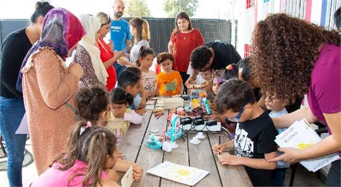 Minik Öğrenciler Anneleri İçin Şiir Okudu, Hediyeler Verdi