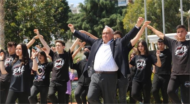 Mersin Erdemli ’de Atatürk’ü Anma, Gençlik ve Spor Bayramı Nedeniyle 1919 Gençle Belediye Başkanı Mükerrem Tollu ‘zeybek’ Oynadı