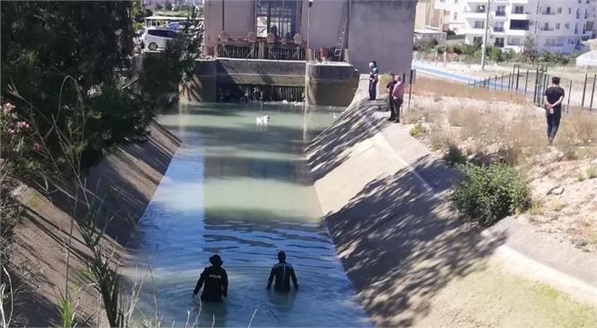Mersin'de Sulama Kanalına Uçan Araçta Arama Çalışmaları Devam Ediyor