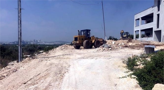 Akdeniz Belediyesi Ağır İş Makineleri Yardımıyla Yeni İmar Yolu Açma Çalışması Gerçekleştirdi