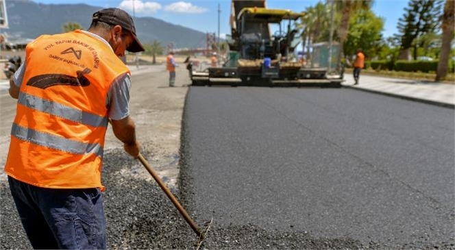 Ekipler, Anamur’da 4 Caddede Yol Çalışması Yürütüyor