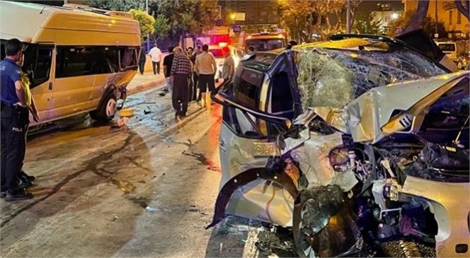 Tarsus Kent Merkezinde Kaza! Otomobil Servis Aracına Çarptı