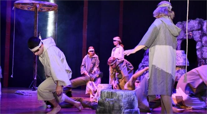 Gagauz Milli Tiyatrosu, ‘körlerin Dünyası’ Oyunu İle Mersinlilerle Buluştu