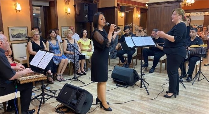 Mersin Barosu Üyesi Avukatlarından Oluşan Türk Sanat Müziği Korosu Konser Verdi