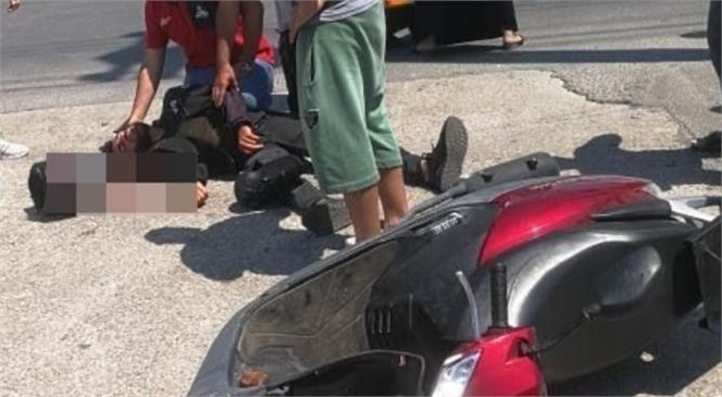 Mersin'de Motosikletli Kuryeye Araç Çarptı