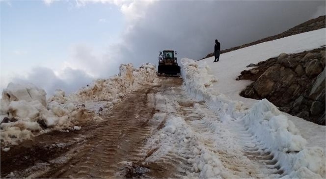 Büyükşehir Ekipleri, Zorlu Doğa Şartlarına Rağmen Çamlıyayla Çatak Mevkiinden Sayınbaşı Bölgesine Kadar Olan Bölgede Onlarca Kilometrelik Yol Ağında Çalışma Yürüttü