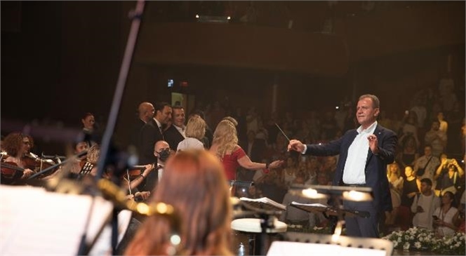 Başkan Seçer’in Orkestra Şefliği İle Mersin'den Eşitliğe Ses Verildi