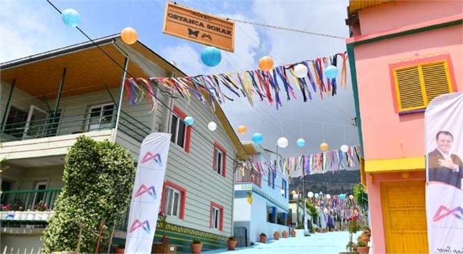 Mersin Büyükşehir Belediyesi ve Mersinden Kadın Kooperatifi İşbirliğiyle Darısekisi Örnek Köy Projesi’nin Uygulandığı Bölgede Bir Köy Meydanı Kuruldu