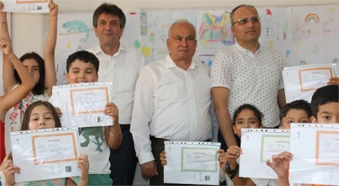 Erdemli Belediye Başkanı Mükerrem Tollu, İlçe Merkezindeki Sultan Akın İlkokulu’nda Öğrencilerin Karne Heyecanına Ortak Oldu
