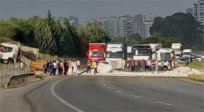 Yoldan Çıkan Alçı Yüklü TIR Karşı Şeride Geçti