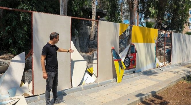 Mersin Büyükşehir’in Özgecan Aslan Barış Meydanı’na Kazandırdığı Sanatsal Alanlar Tahrip Ediliyor