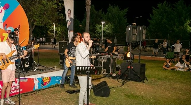 Sıcak Yaz Akşamlarında Kendini Sahile Atan Vatandaşlar, Mersin Büyükşehir Belediyesi’nin Düzenlediği ‘yaz Dostum Konserleri’ İle Eğlenceye Doyuyor