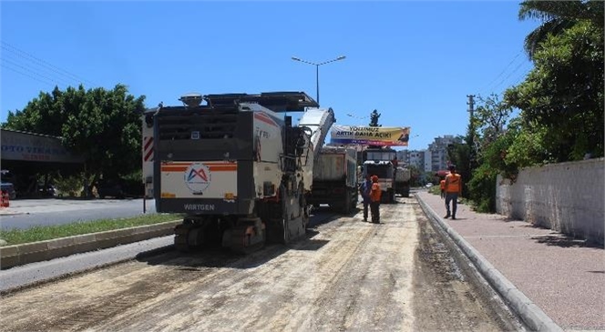 Büyükşehir’in Yol Yapım Ekipleri, Mezitli’de Trafik Akışının Yoğun Olduğu Cengiz Topel Caddesi’ni Yeniliyor