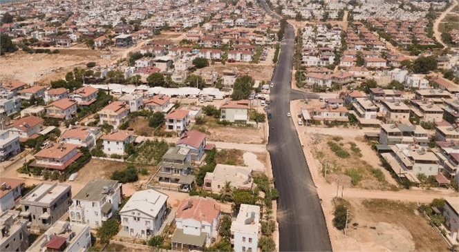 Silifke’nin Taşucu ve Sarıcalar Mahallelerinde Asfalt ve Kaldırım Çalışmaları Sürüyor