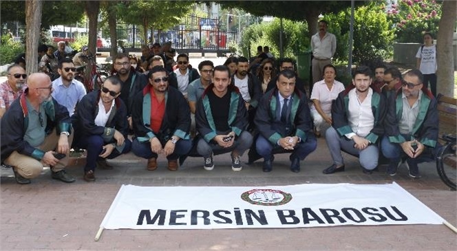 Mersin Barosu Yönetimi Basın Açıklaması ve Oturma Eylemi Yaparak, Avukatlık Asgari Ücret Tarifesinin ve Cmk Ücretlerinin İstenilen Seviyeye Çıkarılmasını Talep Etti