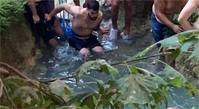 Mersin'de Suya Düşen Çocuğun Cansız Bedenine Yol Ekipleri Kayayı Kırarak Ulaştı