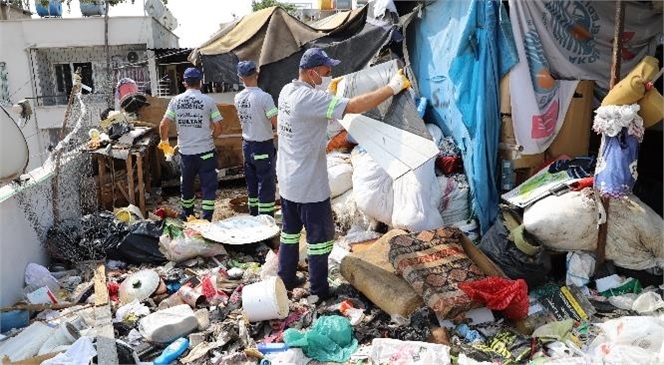 Mersin'de Çöp Yığınına Dönüşen Ev Boşaltıldı