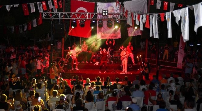 Anamur’da Sahne Alan Ag Band İle Vatandaşlar Zaferin 100’üncü Yılını Kutladı