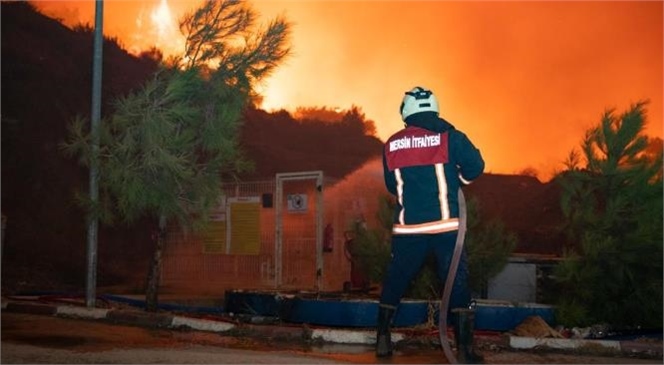 Mersin İtfaiyesi’nin Yangınla Mücadelesi Sabaha Dek Sürdü