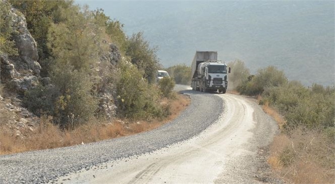 Mersin Büyükşehir Ekipleri Kırsal Bölgelerde Asfalt Döküm Faaliyetlerini Sürdürüyor