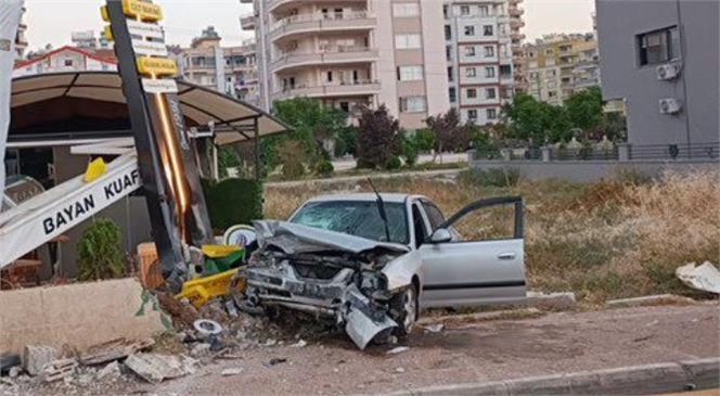 Mersin'de Sabahın İlk Saatlerinde 3 Yabancı Uyruklu Şahsın Bulunduğu Araç Kaza Yaptı
