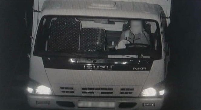 Mersin İl Jandarma Komutanlığı, Jandarma Suç Araştırma Timi 2 Adet Otomobili Çalarak Kaçan 3 Hırsızı Adım Adım Takip Ederek Yakaladı