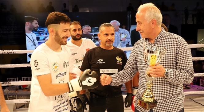 Akdeniz Belediye Başkanı Gültak, Muay Thai Gecesine Katıldı