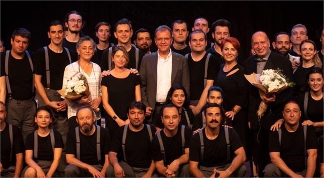 Mersin Şehir Tiyatrosu, "Gözlerimi Kaparım Vazifemi Yaparım" Prömiyeri İle Sezonu Açtı