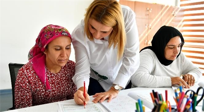 Mola Evi Velilerine Okuma-yazma Öğretiliyor