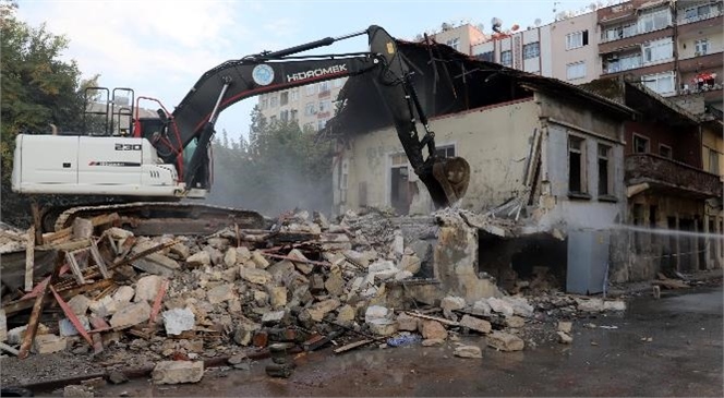 Akdeniz’de, Tehlike Yaratan 3 Metruk Binanın Yıkımı Gerçekleşti