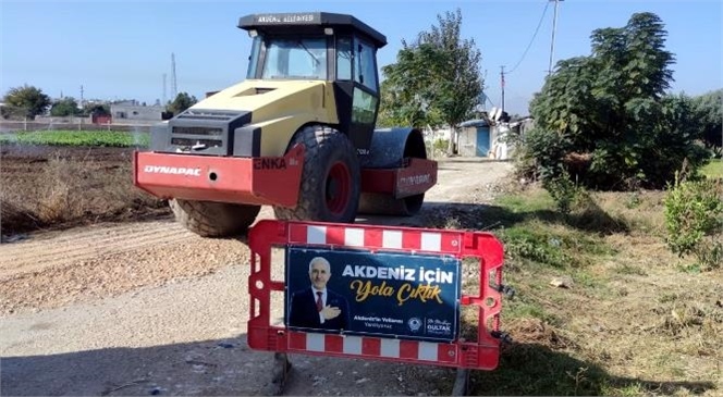 Akdeniz'de Yeni Yol Açma, Sathi (Soğuk Asfalt) Kaplama, Kilit Taşı, Kaldırım ve Bordür Yenileme Çalışmaları Devam Ediyor