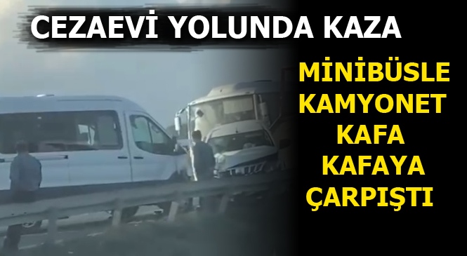 Mersin Tarsus'ta Minibüs İle Kamyonet Kafa Kafaya Çarpıştı